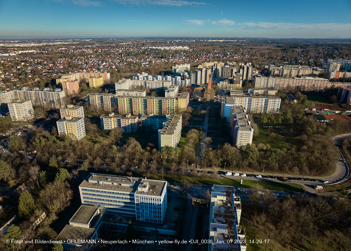 07.01.2023 - Luftbilder von der Baustelle Karl-Marx-Ring 11-21 und Kurt-Eisner-Straße in Neuperlach